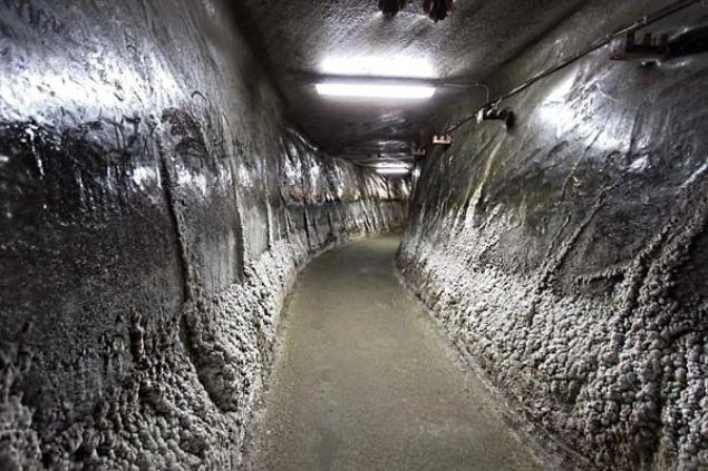 Yerin yaklak 200 metre altna iniyorsunuz ve yerin 200 metre altnda ocuklarn vakit geirmesi iin oyun park,cafe, tiyatro ile karlayorsunuz.     