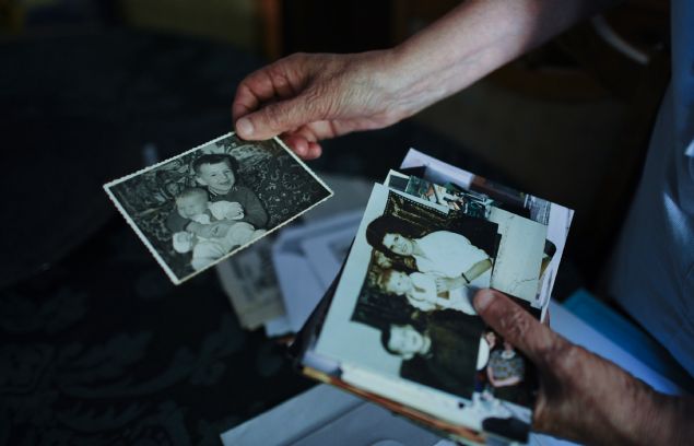 Hajra Catic, ku�atma alt�ndaki Srebrenitsa'da radyoculuk yaparak, ya�anan soyk�r�m� d�nyaya duyurmaya �al��an o�luna hen�z ula�amad�.    