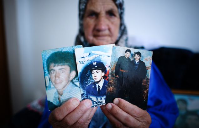  Kada Ramic (foto�rafta), soyk�r�m s�ras�nda 4 o�lunu kaybetti. O�ullar�n�n an�s�n� onlardan geriye kalan foto�raflarda ya�atan Ramic, aradan 22 y�l ge�mesine ra�men 4 o�lunun ac�s�n� ilk g�nk� gibi y�re�inin en derininde hissediyor.    