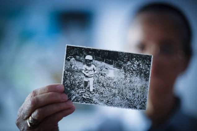 Hajra Catic, ku�atma alt�ndaki Srebrenitsa'da radyoculuk yaparak, ya�anan soyk�r�m� d�nyaya duyurmaya �al��an o�luna hen�z ula�amad�.    