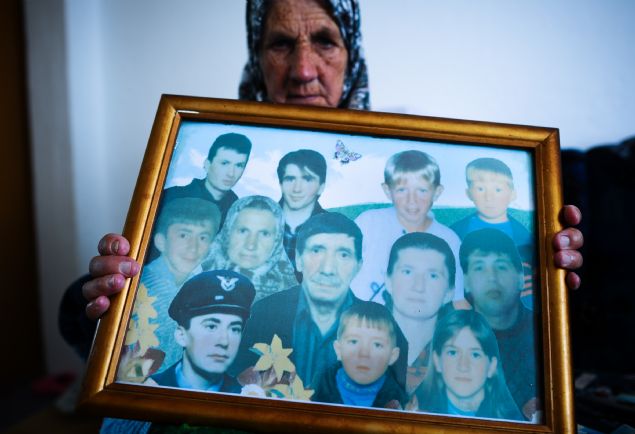  Kada Ramic (foto�rafta), soyk�r�m s�ras�nda 4 o�lunu kaybetti. O�ullar�n�n an�s�n� onlardan geriye kalan foto�raflarda ya�atan Ramic, aradan 22 y�l ge�mesine ra�men 4 o�lunun ac�s�n� ilk g�nk� gibi y�re�inin en derininde hissediyor.    