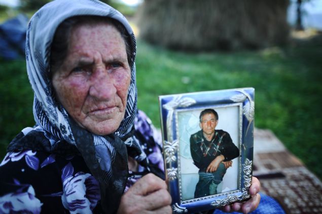 Soyk�r�mda 2 o�lu ve e�ini kaybeden Mula Hasanovic (foto�rafta), 'e�imden geriye �u cam� k�r�k �er�evedeki foto�raf�ndan ba�ka bir �ey kalmad�' dedi. O�ullar�n�n foto�raflar�n� ise birka� ev uzakl�ktaki kom�ular�nda sakl�yor.     