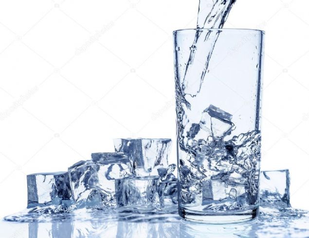 Kalp hastalar souk suya dikkat! <br><br>    Hava scaklklarnn artmasnn baz problemleri de beraberinde getirdiini belirten Kardiyoloji Uzman Prof. Dr. Ahmet Soylu, Damar problemi olan hastalarn scaklarda serinlemek niyetiyle aniden, suyu stmadan, aznda bile bekletmeden ar souk su imeleri kalp spazmn tetikleyebilir dedi.   