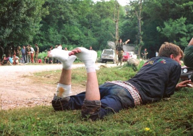 Ev ev toplanan Bonaklar'n kimi ar ikencelerin ardndan, kimi ise eitli silahlarla ldrlp toplu mezarlara gmlrken, saylar 12 ila 15 bini bulan grup ise ayn tarihte kendileri iin umuda yolculuk olan 'lm Yry'ne kt. 