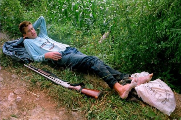 Bosna'daki savatan nce Politika ve Oslobodjenje gazetelerinde fotomuhabirlik yapan ve bugn Anadolu Ajans'nda serbest haberci olarak alan Ahmet Bayri, bu zorlu yryten hayatta kalmay baaran Bonaklar'n gvenli blgeye ulatklar o anlar grntleyen tek fotomuhabiriydi. 