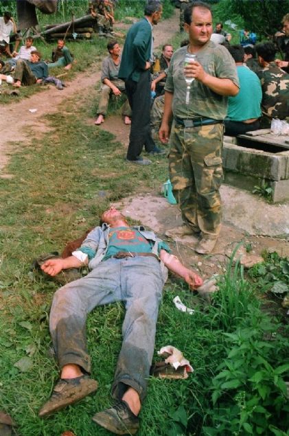 'YAANANLARI ME SNDREMYORUM'  <br><br>  Sava baladnda ailesi ile birlikte Zvornik'ten nce Srbistan'a, oradan da Avusturya'ya gemeyi baaran Bayri, burada iki ay kaldktan sonra ei ve iki ocuunu burada brakp Bosna'ya geri dndn syledi. 