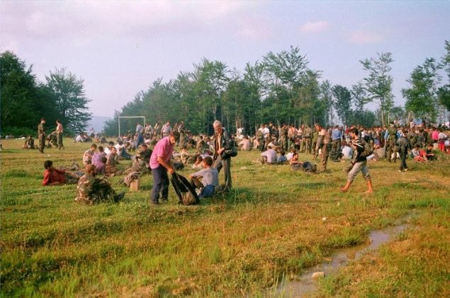 DNYA GENELNDE YANKI BULDU  <br><br>  Bayri, alt Sapna'da blgesel bir basn merkezi bulunduunu belirterek, unlar kaydetti:  <br><br>  'Bosna Hersek Cumhuriyeti Ordusu'na bal kinci Kolordu 1995 yl Temmuz aynda Sapna'ya giden yolu ele geirince, yabanc fotomuhabrileri ve gazeteciler Sapna'daki merkeze ulaamad. Bylelikle, lm Yry'ne katlanlar Bonaklar'n elindeki gvenli blgeye ulatklar nokta olan Sapna'ya vardklar an sadece o gn ben grntleyebildim. O gn ektiim fotoraflar yabanc basn mensuplar ile paylanca, Srebrenitsa'da yaananlar dnya genelinde geni yank buldu. 