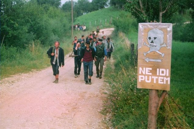 'HKAYELER KORKUNTU'  <br><br>  O gn fotoraflarn ektii baz insanlarla 2009 ylnda 'Kurtulu Yoluyla' isimli bir belgesel film de yaptn ifade eden Bayri, fotoraflarndaki o insanlarn anlatt hikayelerin son derece acl olduunu kaydetti.  <br><br>  Bayri, szlerine yle devam etti:    'Yol boyunca karlatklar engeller, ldrlen insanlar, karlarna kan zorluklar, arkalarnda brakmak zorunda kaldklar ller... Tm bunlar dnnce hikayelerinin ne kadar dokunakl olduunun farkna varyorsunuz. Onlarn hikayeleri, korkun hikayelerdi. lm Yry'ne dair yeterince inceleme yaplmad grndeyim. Bu konu zerine yeterince hikaye anlatlmad. O insanlar, yaadklarn anlatrken bugn dahi ayn anlar yayor gibi hissediyorlar. Grntlerdeki tek fark, 20 yl nce zayf, bitik halde olanlarn belgeselde ok daha iyi durumda olmalar.' 