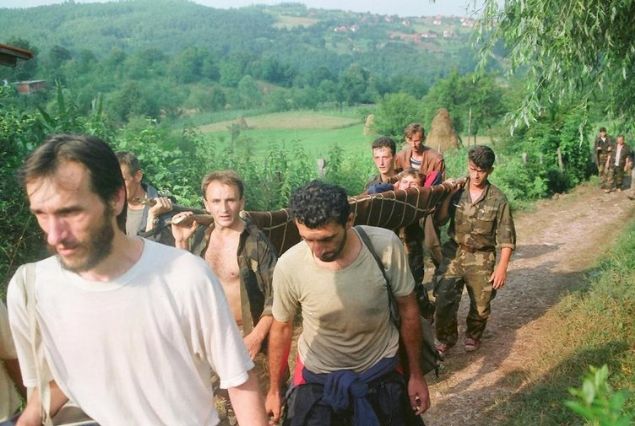 O gne dair en duygusal ansn anlatan Bayri, iki erkek kardein yedi gn boyunca dier kardelerini srtlarnda tayarak gvenli blgeye getirmesinin kendisini en ok etkileyen hikayelerden biri olduunu syledi.  <br><br>  Bayri, 'Srebrenitsal iki karde, yolculuun bandan beri dier kardelerini srtlarnda gvenli blgeye tamt. Buraya vardklarnda ise kardelerinin oktan ldn fark ettiler. Feryatlar ykseldi' eklinde konutu. 