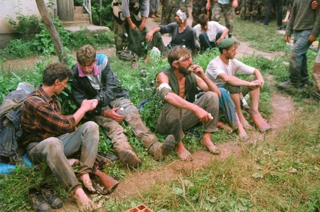 'KORKUYORLARDI'  <br><br>  Bayri, Srebrenitsa soykrmndan kaan insanlar lm yolunda grntledii anlara dair unlar syledi:  <br><br>  'Gelen insanlar bekliyordum. Burada onlara ilk yardm orada yaayan halk yapyordu. O anlar gerekten ok zordu. O tkenmi insanlara bakmak ac veriyordu. Ulatklarnda ne yemek ne de su aryorlard. Oullar babalarn, babalar oullarnn varp varmadn soruyordu. Byk ounluu alyordu. Kameraman arkadam Muhamed Kahrimanovi ile bulunduumuz yere ulaanlar karladk. Korkuyorlard. nk hala kimin blgesinde olduklarn bilmiyorlard. Hepsinin elinde ufak tefek eitli silah bulunuyordu. Sapna'daki Bonak askerler onlara su ve yemek verdi. Hayatlarn ve sevdiklerinin hayatlarn kurtarabilmek iin umut yolculuuna kan grubun gnler sren yolculuu son bulmutu.' 