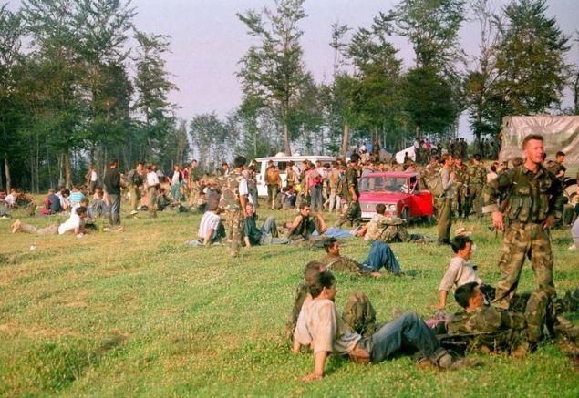'Dndm, nk Bosna'da yaananlar iime sindiremiyordum' diyen Bayri, 'Eim ve ocuklarm alyordu, ancak dnmeliydim. Dndmde Zvornik'teki Halk Sekreteryas'na bavurdum. Beni Zvornik, Sapna ve gvenli blgedeki basn merkezlerinde grevlendirdiler' ifadesini kulland. 
