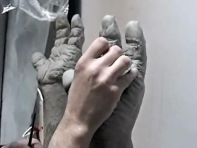 Fakat o filmde Goro'nun var olmas� i�in ne bir bilgisayar, ne de bir g�rsel efekt kullan�ld�. ��in arkas�nda tabiri caizse el eme�inin ve sabr�n oldu�u uzun bir s�re� yatmaktayd�.   