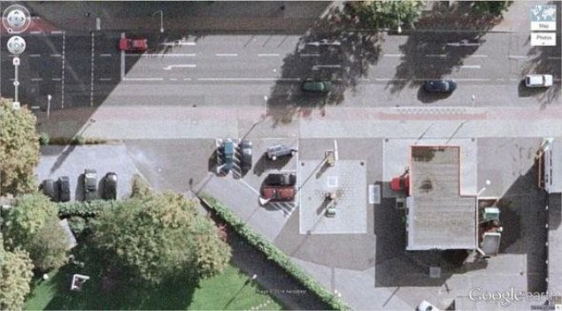 Yatan araba    Koordinat: 5119'18.13″N, 634'35.64″E  Krefeld, Germany   