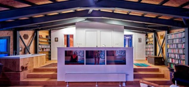 Arazi Erzincan��n biraz d���nda kald��� i�in kolay in�aat yapmaya imkan   vermedi�inden, binan�n ta��y�c� sistemi �elik ile tasarland�, Kocaeli�nde imal   edilerek montaj� yerinde yap�ld�. �n�aat kalitesini artt�rmak hedefiyle at�lye/evin   t�m d�� duvarlar�nda ve �at�s�nda yine kuru imalat sistemleri kullan�ld�. 