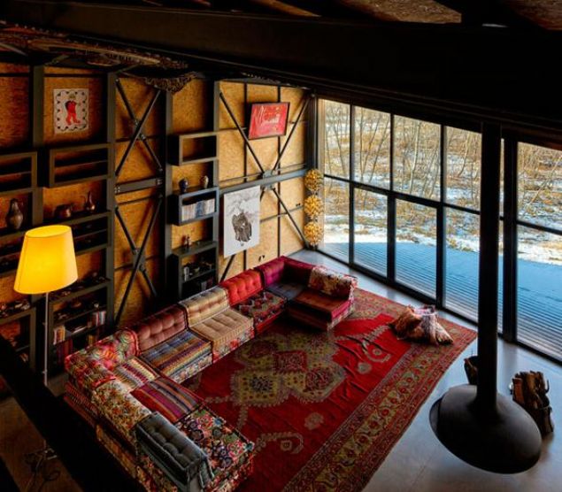 Kutlu� Ataman; bunlara ek olarak ge�ti�imiz y�llarda �ift�ilik ve   hayvanc�l�kla ilgilenmeye ba�lad�. Erzincan�da, ailesinden kendisine kalan bir   arazide hem �iftlik i�leri ile ilgilendi�i zaman kalabilece�i bir konut hem de   sanat ve film �al��malar�na odaklanabilece�i bir mekan hayal eden Ataman,  bu at�lye/ev hayalini Ergino�lu & �al��lar mimarl�k ofisinin projesiyle  hayata ge�irdi. 