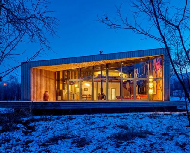 Kutlu� Ataman��n Mehmet Ali Bey Palangas� ad�n� verdi�i �iftlikte in�a edilen   ev, Do�u Anadolu�da modern mimarinin uluslararas� standartta �ok �nemli   bir �rne�ini temsil ediyor. Planlamas�nda, azami mahremiyetin g�zetildi�i ve   s�k a�a�l�k i�inde, �evreden izole �ekilde in�a edilen mekan, �zellikle   g�n bat�m�nda Munzur Da�lar�n�n harika manzaras�na hakim bir noktada bulunuyor. 