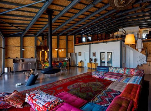 Erzincan��n 1939 ve 1992�de ge�irdi�i iki b�y�k deprem ve ya�ad��� kay�plar   haf�zalarda h�l� canl� oldu�undan; hem ev sakinleri hem de misafirler i�in   �sa�lam bir noktada olma� hissini yaratmak da projenin ana fikirlerinden biri   oldu. Bu nedenle evin �elik str�kt�r�n�n i� mekanda da alg�lanmas� sa�lan�rken,   b�ylece at�lye/ev hissinin olu�mas�na da katk� sa�land�. 