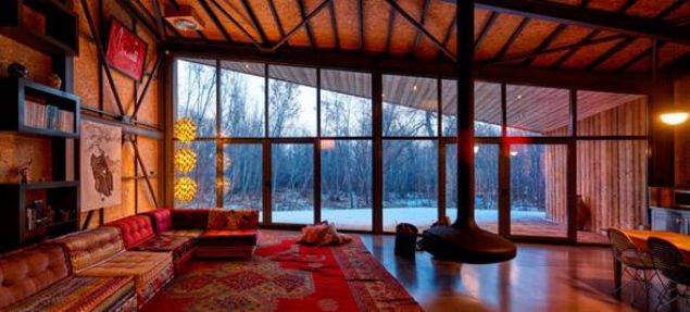 T�m mekanlar�n birbiriyle g�rsel ili�kide oldu�u at�lye/ev tek bir k�tle   olmas�na ra�men, at�lye k�sm� d��ar�dan ayr� giri�li olarak planland�.   At�lye ve evin giri�leri i�in ihtiya� duyulan ortak bir sa�ak konusunun ��z�m� ise;   k�tlenin ortas�nda yarat�lan bir bo�lukla sa�land�. B�ylece eve farkl� y�nlerden yakla��mda,  farkl� mekanlara giri� konusu ��z�l�rken, Erzincan��n   so�uk ve karl� k�� mevsiminde kap� �nleri korunakl� kalmas� sa�land�.   