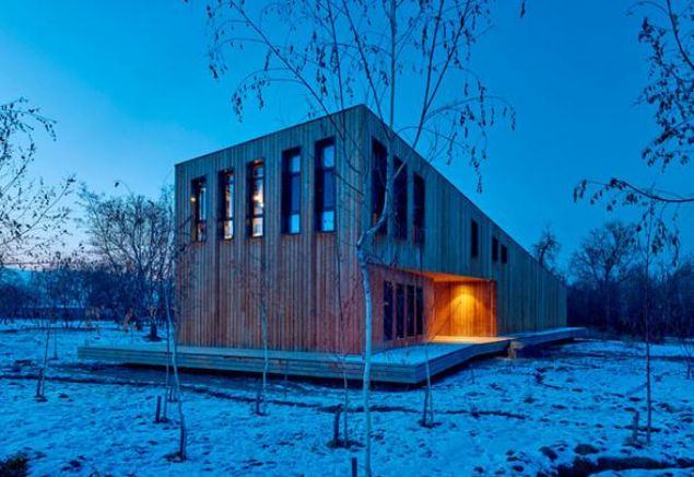 Mobilyalar� Kutlu� Ataman taraf�ndan se�ilen at�lye/evin tavan�na aile yadigar�   eski evden kalan tavan g�bekleri as�l�rken, i� mekan da sanat koleksiyonundan baz�  par�alarla zenginle�tirildi. 