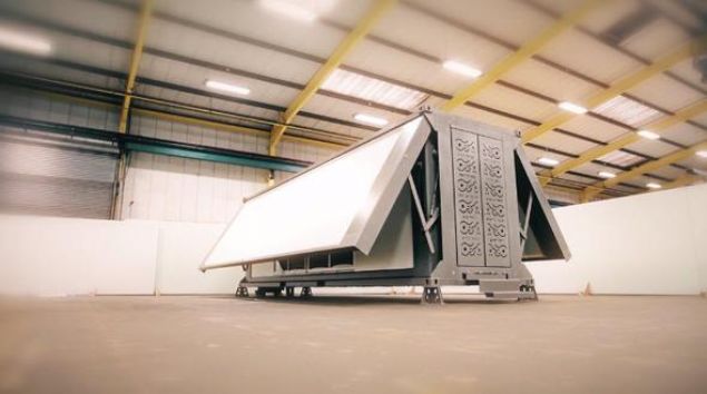 Gnmzde bile inanmas g olan bu teknoloji gerek oldu. Trn arkasna koyabildiiniz bir konteynr olarak tanabilen ev, istediiniz noktaya geldikten sonra yalnzca tek bir tula alyor ve ev halini alyor. 