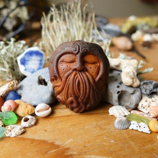 ekirdein zerindeki ekiller onu ar heyecanlandryor ve markete gidip daha fazla avokado alp, zerinde almaya balyor. 