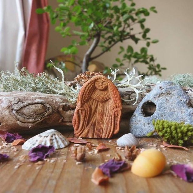 Birka gn sonra anahtarn ararken, cebine koyduu ekirdei gryor ve eline aldnda anahtarl tarafndan izildiini fark ediyor. 