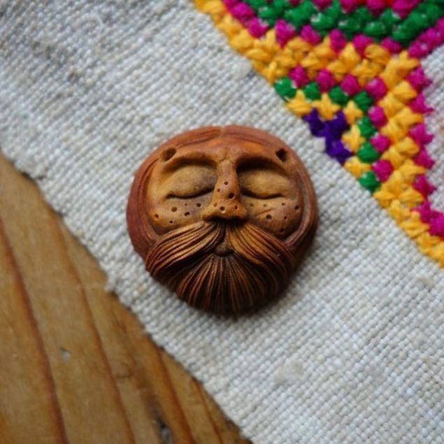 rlandal sanat kendisini ekirdei incelerken buluyor ve iyice temizledikten sonra giydii yamurluun cebine atyor. 