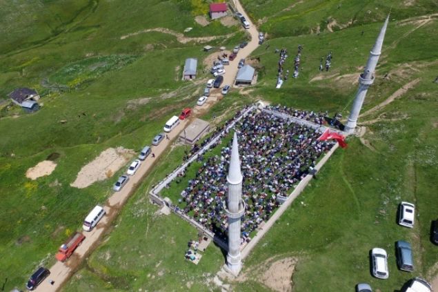 stanbul`dan camide namaz klmak iin gelen Kemal Erci, 'Kadrga Yaylas ak hava camiinde namaz klmak iin zellikle yollara dtk. Kadrgaya birka kez gelmitim ama ilk kez namaz klmak nasip oldu. Yaylann imenini seccade ederek namaz kldk' dedi. 
