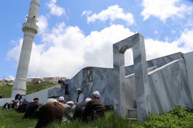 Yayladaki ak hava camisinin yapl hikayesi ise yle anlatlyor : Fatih Sultan Mehmet Han hazretlerinin Trabzon`da Kadir Aa diye bir arkada vardr. Trabzona geldii zaman Kadir Aay ziyaret etmek ister. Nerede olduunu aratrnca buraya gelip ehit olduunu renir. Burada askerleriyle bir Cuma namaz kldrr. Ta toplattrp uanki mevcut alan oluturur. zerine sva yaplr. O talar o gnden beri duvarda durur. 