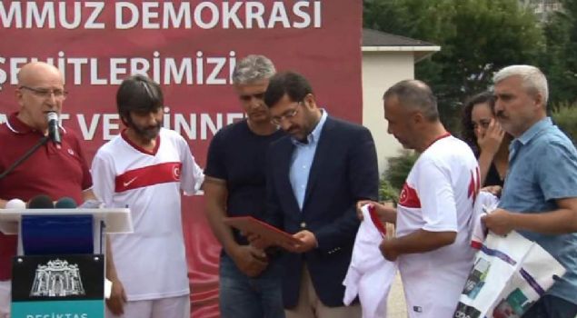 Eski futbolcular ad�n akonu�an R�dvan Dilmen ise darbe giri�iminin birinci y�l�nda 249 �ehidin ac�s�n�n halen daha y�reklerde oldu�unu belirtti. Dilmen, ' Ulu �nder Atat�rk'�n b�y�k zorluklarla kurdu�u cumhuriyetimizi korumak ad�na ge�en y�l bug�n ya�anan bu hain sald�r�da vatanda�lar�m�z�n �lkemizi ne kadar sevdi�ini, vatan i�in �lebileceklerini g�rd�k. Bizler eski futbolcular olarak milli tak�mda forma giydik, bu �lkenin formas�n� onurumuzla ta��d�k. Ancak hi�birimiz o g�n bu vatan u�runa �ehit olanlar kadar bir �ey vermedik' ifadelerini kulland�. <br><br>    Konu�malar�n ard�ndan kat�l�mc�lara birer plaket takdim edildi. Eski futbolcular�n iki tak�ma ayr�ld��� m�sabakay� Ahmet �akar y�netti. Ma��n ba�lama vuru�unu Murat Hazinedar ile �ehit babas� Ahmet Ergin yapt�. 15'er dakikal�k iki devrede oynanan ma� berabere sona erdi.  