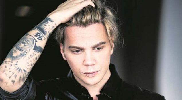 SNAN AKIL: Saat 21.00de menajerimle yemekteydik. Hareketlilii fark ettik. Szde askerler yolu kapatmt, eve gidemedik. nsanlar panik halindeydi, F-16 seslerinden korkmutu herkes. TVdeki grntler zerine tweet attm; Siz Trk askeri olamazsnz! Size teslim olmaz bu bu vatan yazdm. Milli bir refleksti! 