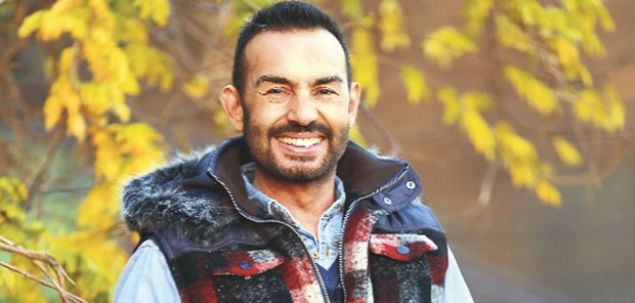 YAAR GAGA: 15 Temmuzda stdyoda 10 sanat arkadamla bir aradaydk. Birden elektrikler kesildi ve karanlkta kaldk. zerimizden geen jetler sanki bir metre uzaklktayd, sesler ok korkuntu. imizde fenalaanlar ve yaralananlar oldu. Cumhurbakanmzn arsn dinleyip, rahatladk. 