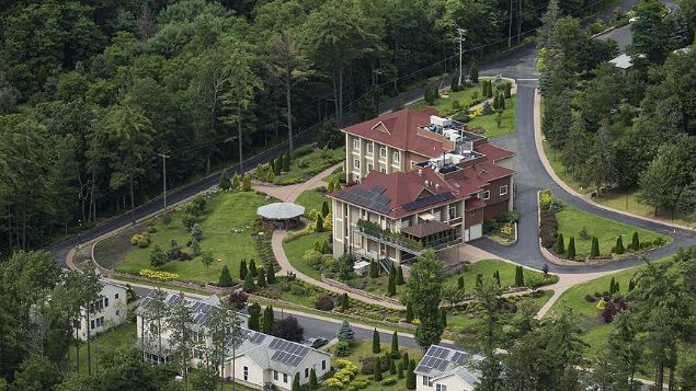 te yandan sabah saatlerinde malikanenin bulunduu sokaa gelen gstericilere ve basn mensuplarna snrl bir alan ayran ABD polisi, ksa bir sre sonra alanda bulunan herkesi sokan dna kard.      