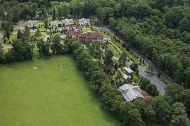 15 Temmuz darbe giriiminin 1. yl dnmnde AA'nn havadan grntledii Fetullah Terr rgt (FET) eleba Fetullah Glenin Pensilvanyadaki malikanesinde korku ve sessizliin hakim olduu grld.   