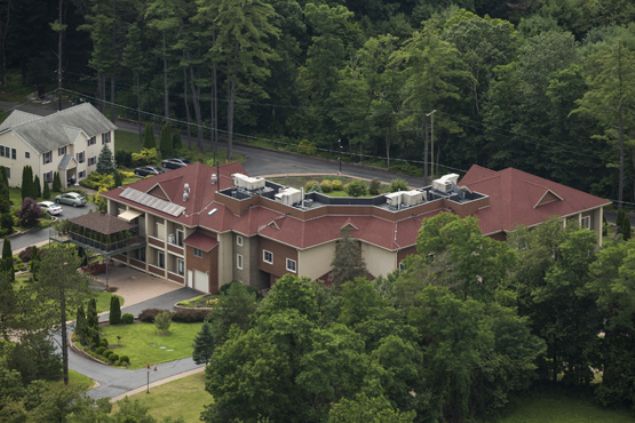 'Kendini darbeden uzak gsterebilme' tedirginliiyle son olarak Amerikan Ulusal Halk Radyosuna (NPR) mlakat veren eleba Glen'in malikanedeki alanlarnn, malikane evresinde yaplacak gsteri ve haberleri engellemek iin polisin de yardmyla youn bir aba iinde olmas dikkati ekti.    Trkiye'nin ABD'li yetkili makamlara iade bavurusunda bulunduu FET eleba Glen, 1999'dan beri Pensilvanya eyaletinin Saylorsburg blgesindeki malikanesinde ikamet ediyor.   