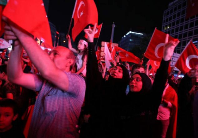 Vatanda�lar, S�hhiye ve 15 Temmuz K�z�lay Milli �rade Meydan� g�zergah�ndan devam edecek y�r�y�� boyunca, 3 kilometre uzunlu�undaki T�rk bayra��n� ta��yor.   