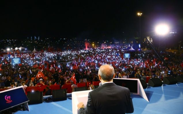 Al Jazeera 'Darbe giriiminin yldnmnde stanbul'da dev tren' balyla sunduu haberinde, kalabalklarn ellerinde Trk bayra tadn, 'Tayyip Erdoan'n askerleriyiz' sloganlarnn atldn okuyucularna aktard.     