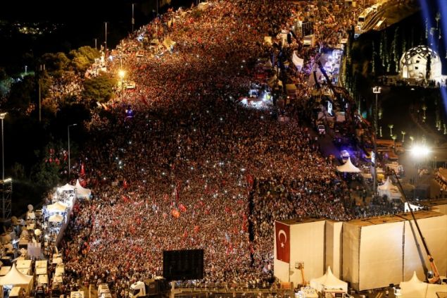 BBC (ngiltere): Trkiye baarsz darbenin yldnmn kitlesel gsterilerle anyor. stanbul dev yldnm panolar ve minareler arasna aslm darbe kart sloganlarla dolu. 15 Temmuz ehitler kprsnde program balad an canl yayna geen BBC, tren alannn muhteem bir grntsn ekrana getirdi. BBC, ayrca, Erdoan'n tren alanna varn da naklen verdi.     