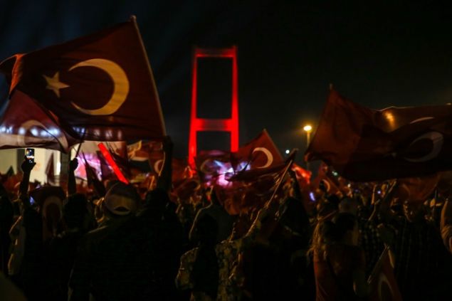 Financial Times (ngiltere): Trkiye, lke apnda ok dalgalar gndermeye devam eden baarsz darbenin birinci yldnmn anma trenleriyle kutluyor.     