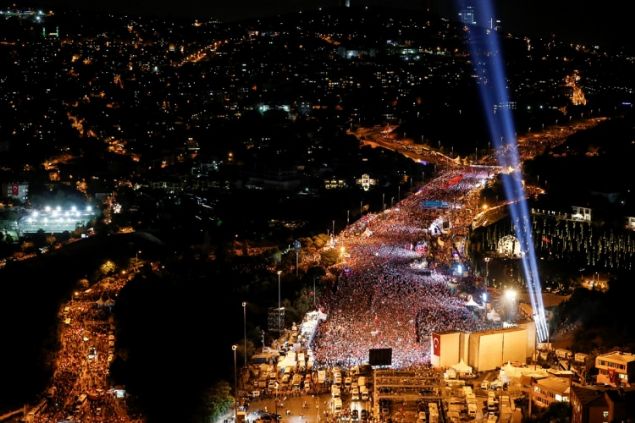 Amerikan CNN kanal, 15 Temmuz gecesi yaralanan bir gazinin hikayesini ekranna tad. 37 yandaki Demet Akbulut'un anlattklar 'O geceyi unutamam' balyla verilirken, ar merkezi alan Akbulut 'Benim iin zor bir yld. Ben ve ocuum ok korkmutuk. Sadece o geceyi unutamam. Eim sokaa kmt, ate altndayd ve ok korkmutuk. Eim yaraland' dedi.     