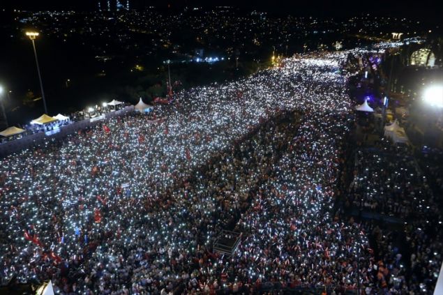 Norvein saygn gazetelerinden Aftenposten  binlerce insann ellerinde Trk bayraklaryla sokaa dkldn yazarken, Darbe giriiminin yldnmnde muazzam bir kalabalk var ifadelerini kulland.     