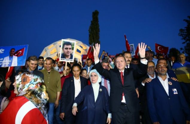 The Guardian gazetesi ise, Cumhurbakan Recep Tayyip Erdoan'n yazsyla bugn okurlarnn karsna kt. Erdoan'n ke yazsnn bal 'Trkiye, darbe giriiminin birinci yldnmnde demokratik deerleri savunuyor.' Cumhurbakan, FET destekilerine snma hakk tanyan Batl lkelerin Trk halknn yarasna tuz bastn syledi.     