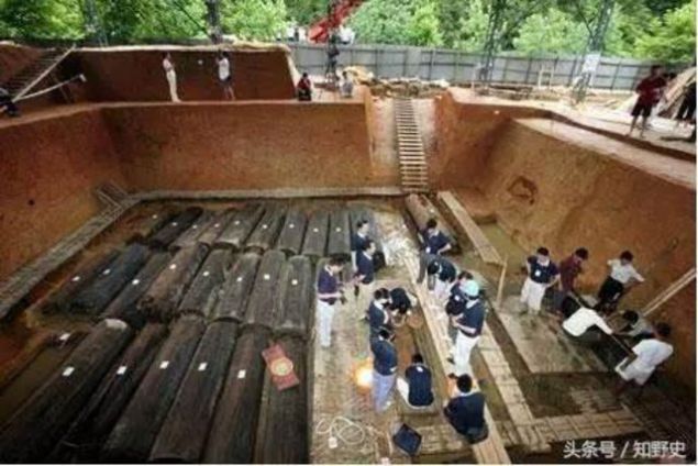 YILLAR SONRA ORTAYA IKTI! 47 KY GMMLER! <br><br>  in'de tam 47 kiinin gml olduu bir mezar bulundu   