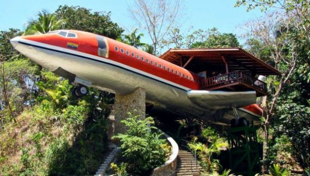 Bu u�ak �eklindeki ev asl�nda, Manuel Antonio Milli Park��na bakan Costa Verde isimli, ilk bak��ta s�radanm�� gibi g�r�nen bir otelin, apart s�iti. U�ak ev 1965 model vintage bir Boeing 727 kullan�larak in�a edilmi�.   