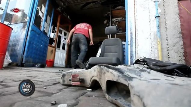 �ncelikle hurdac�dan sa�lam iskeletli eski koltuklar� sat�n ald�lar.      