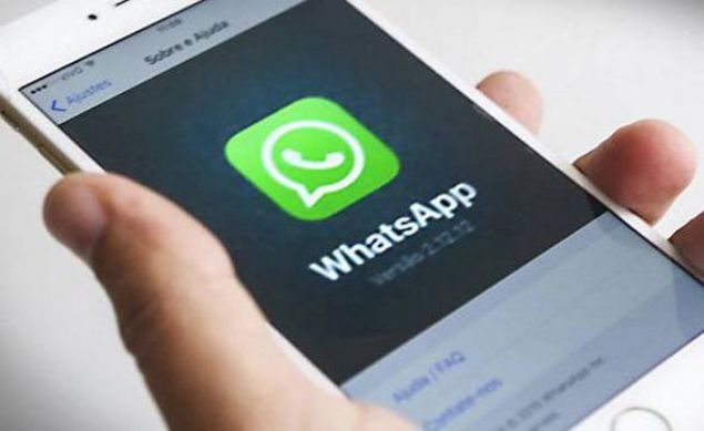 WhatsApp her ge�en g�n kullan�c�lar�na daha fazla �zellik sunmaya devam ediyor. En son 'emoji arama' �zelli�iyle emojilere h�zl� eri�im imkan� sa�layan platform, Gece modu ad� verilen �zellikle daha koyu tonlarda bir uygulama deneyimi sunacak.        