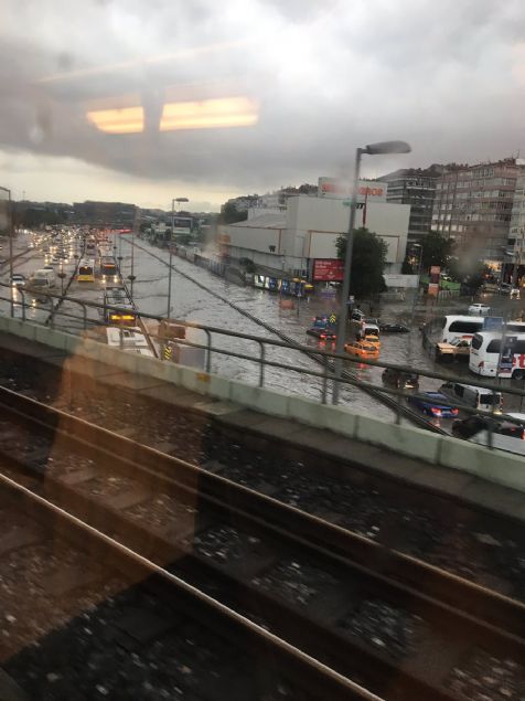  Yamura yakalanan baz vatandalar st geitlerin altna, bina saaklarna ve otobs duraklarna snd.     