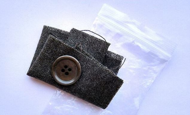 Baz yeni giysilerle birlikte gelen kk kuma paras, kyafetinize zarar vermeden deterjan ve ykama scakln test etmenizi salar.   