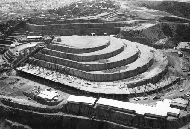 Yrmek yerine, aracnzla dkkanlar gezebileceiniz bu tesisin inasna   1956 ylnda baland.    