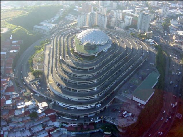 Fazlasyla byk ve etkileyici bir AVM ierisinde, arabanzdan inmeden alveri   yapmak istemez miydiniz? imdilerde heybetli bir cezaevine dntrlen bu tesis,   dnyann ilk araba servisli alveri merkezi olarak tasarlanmt.  